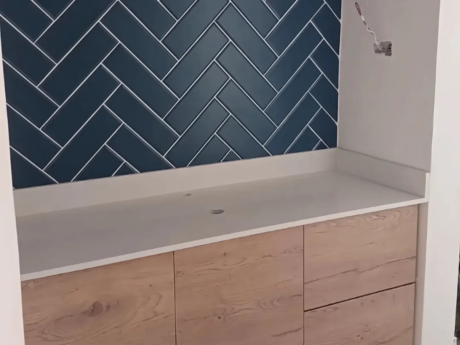 Mueble de baño con enchape azul