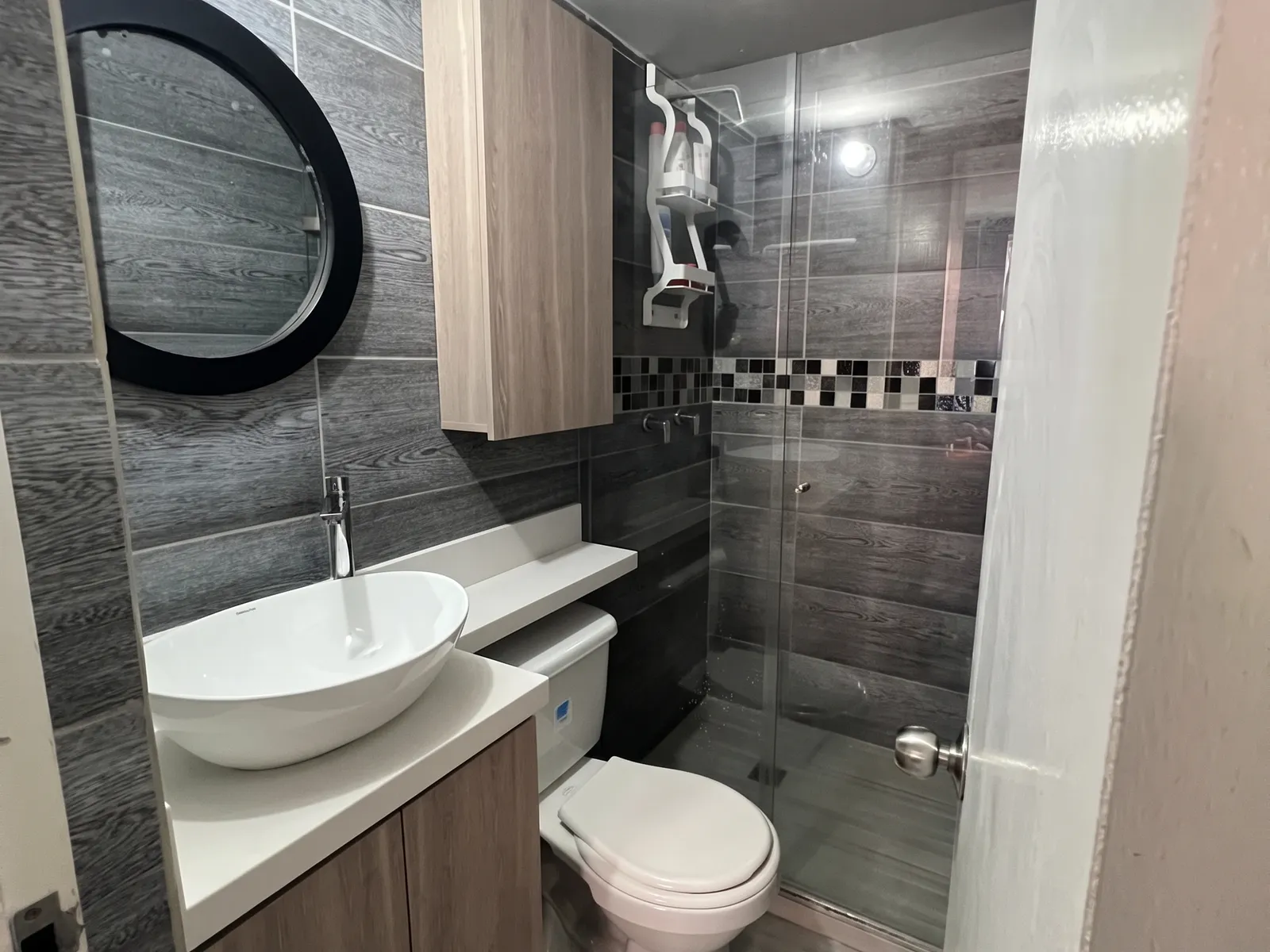 Baño en tonos grises