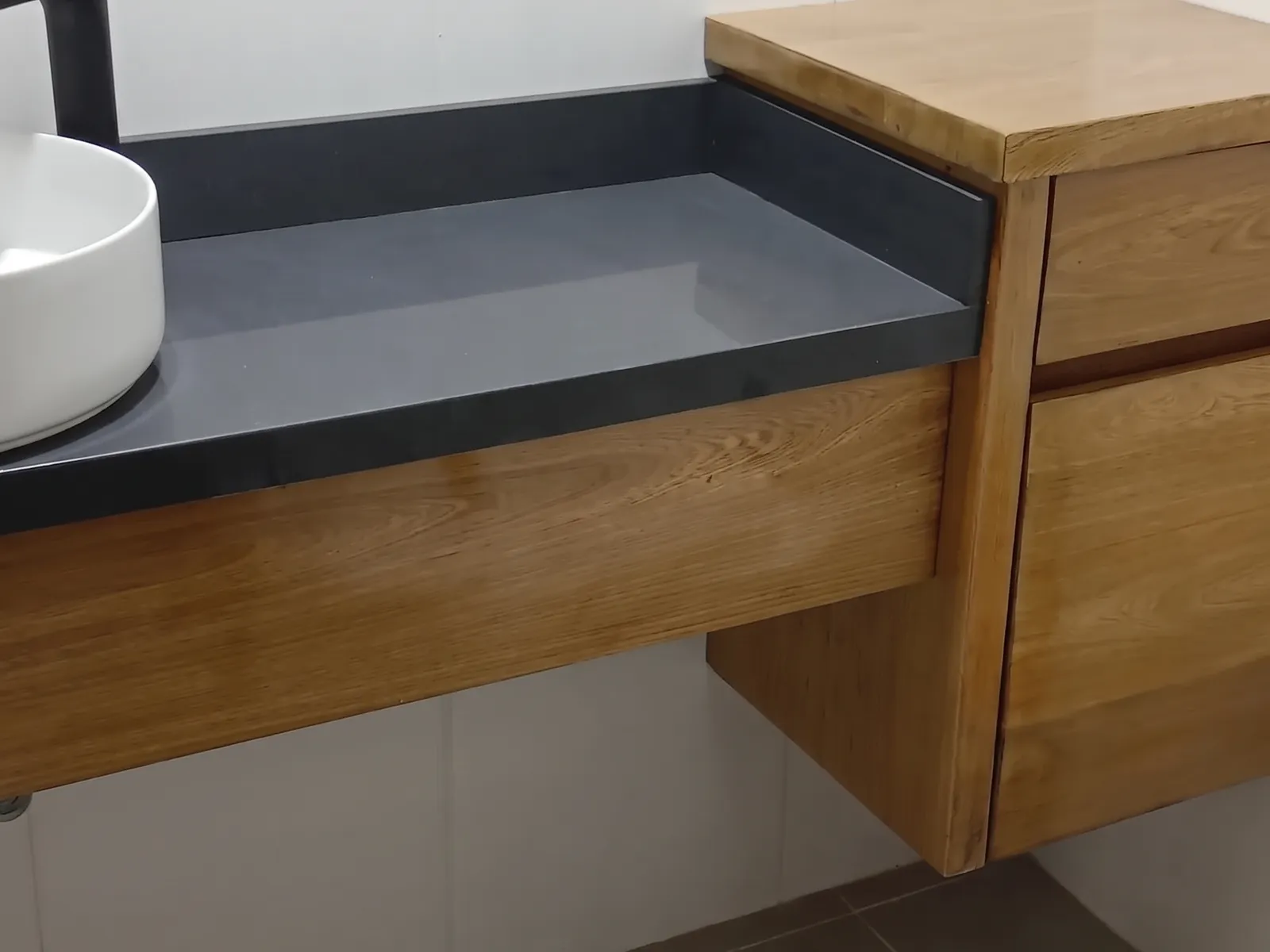 Mueble de baño en madera y gris