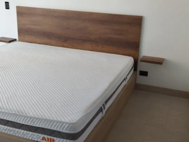 Cama con cabecero y mesas flotantes — foto 2