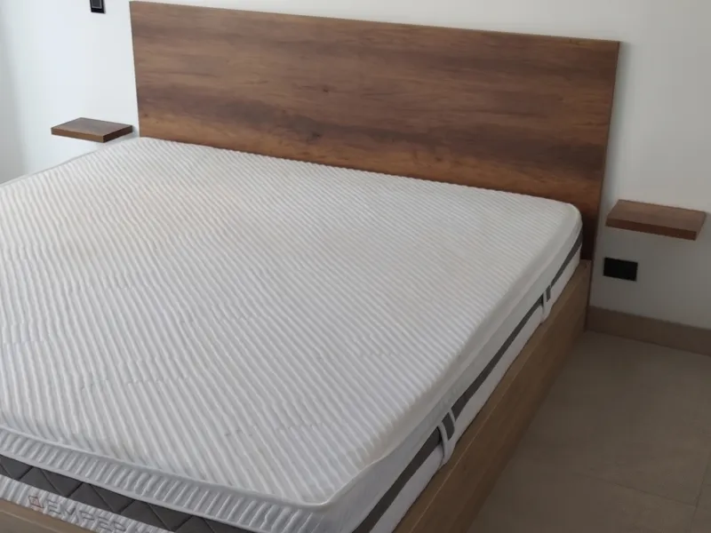 Cama con cabecero y mesas flotantes — foto 1