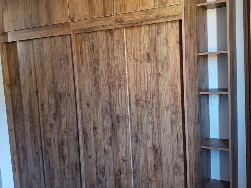Closet en nogal con puertas corredizas — foto 2