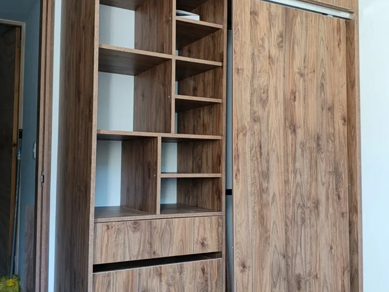 Closet en nogal con puertas corredizas — foto 3