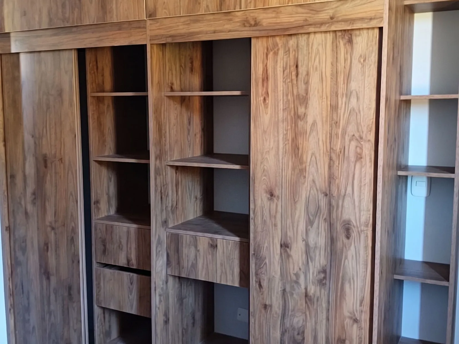 Closet en nogal con puertas corredizas