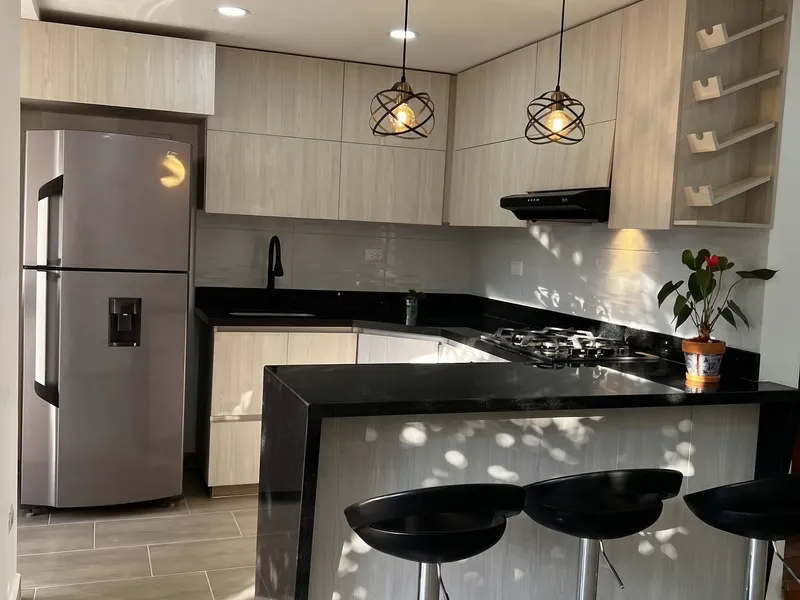 Cocina en blanco y madera