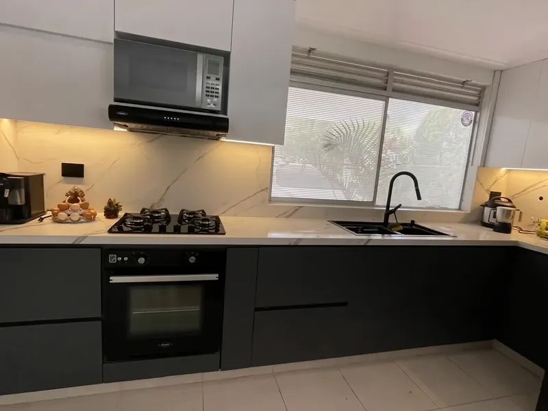 Cocina gris con mesón de mármol