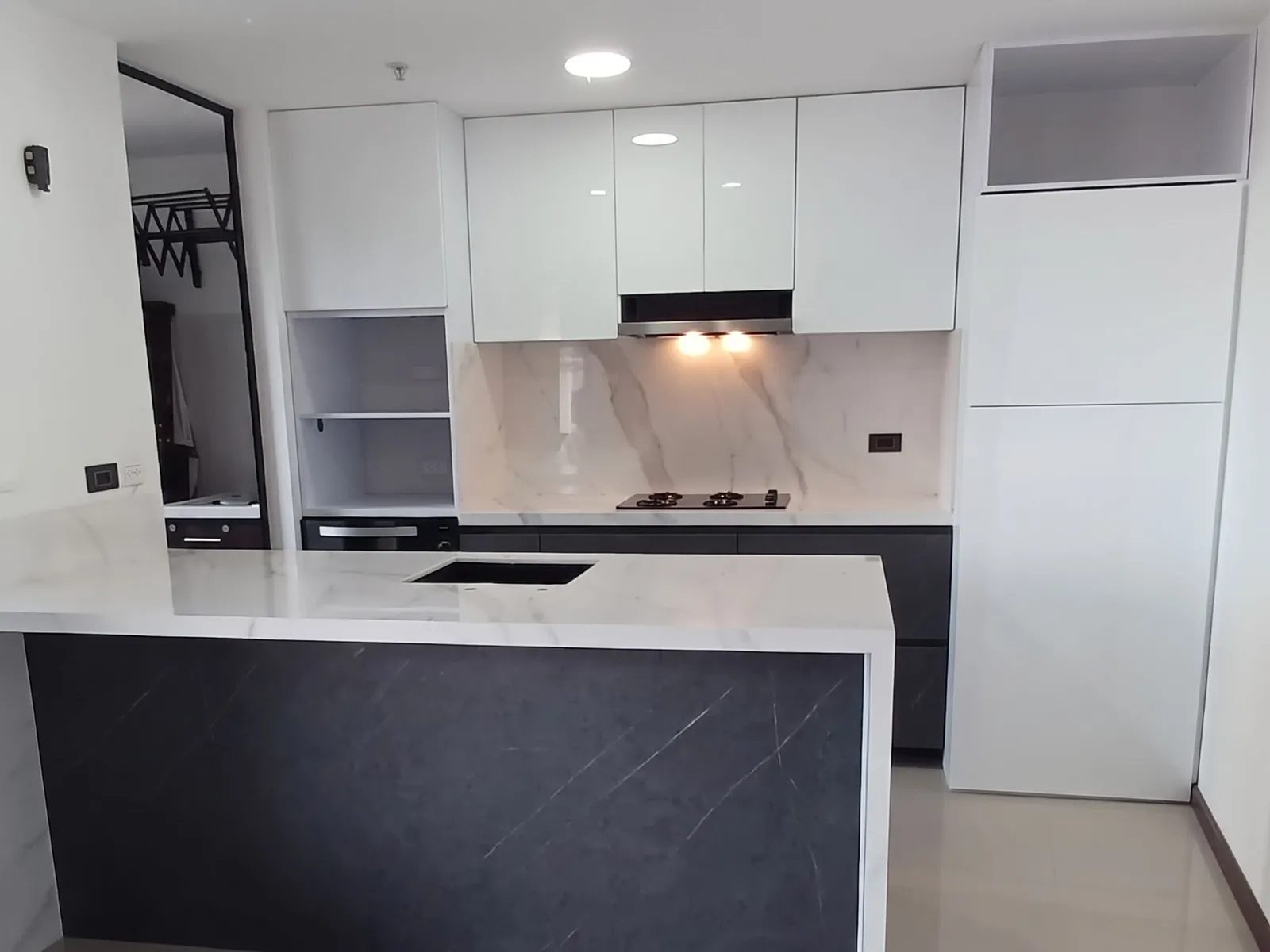 Cocina blanca con isla negra