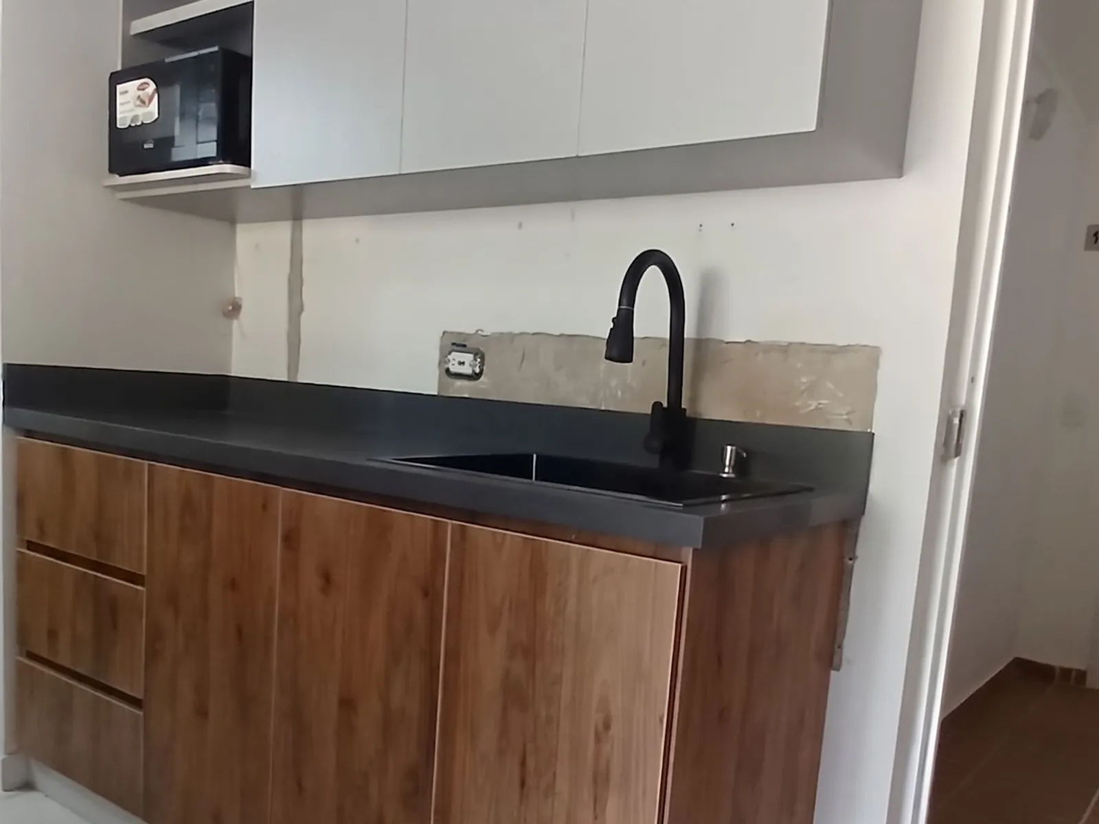 Cocina lineal en nogal