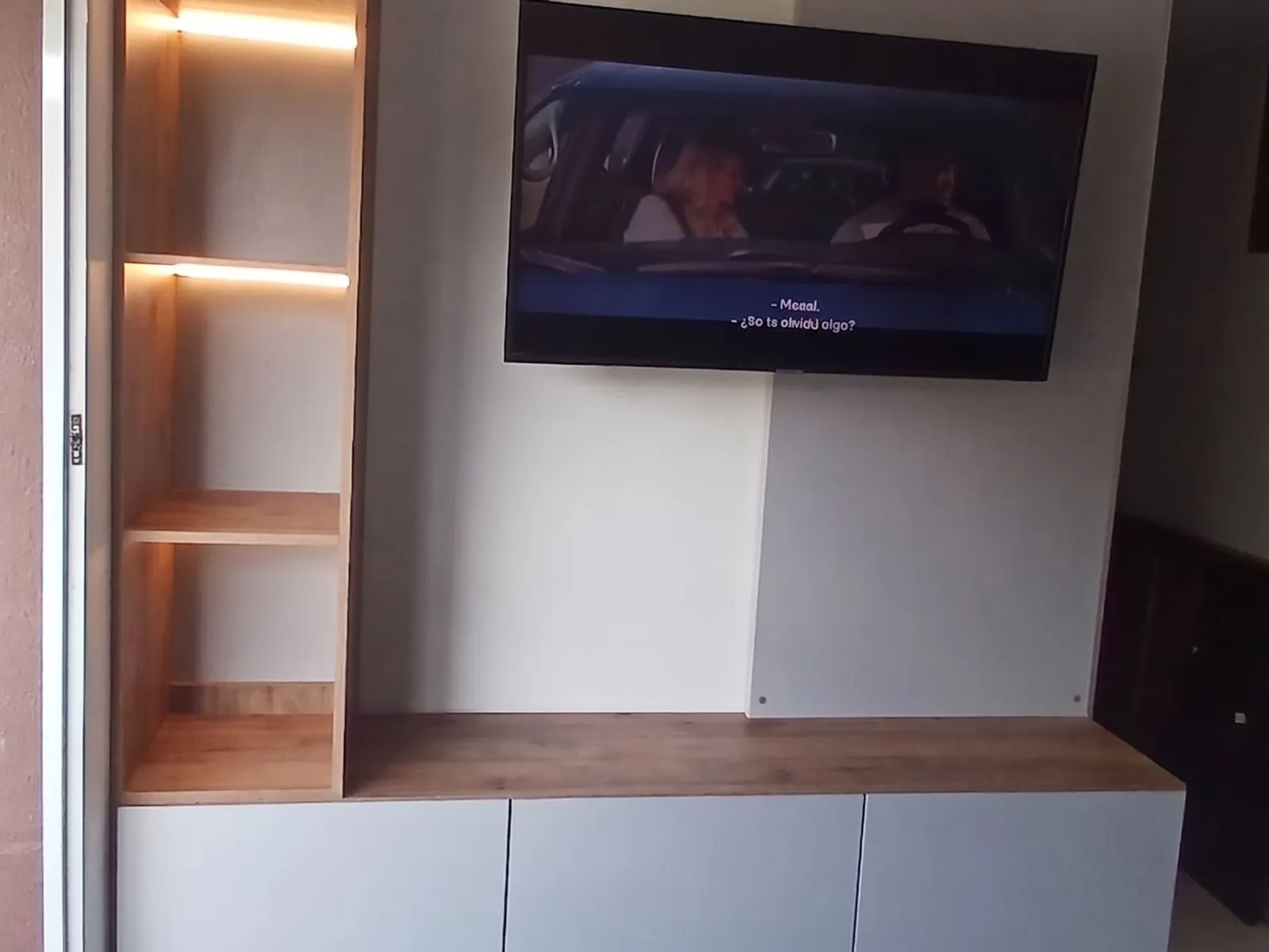 Panel de TV con nichos iluminados