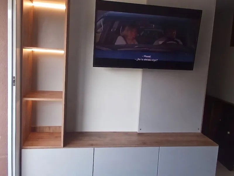 Panel de TV con nichos iluminados