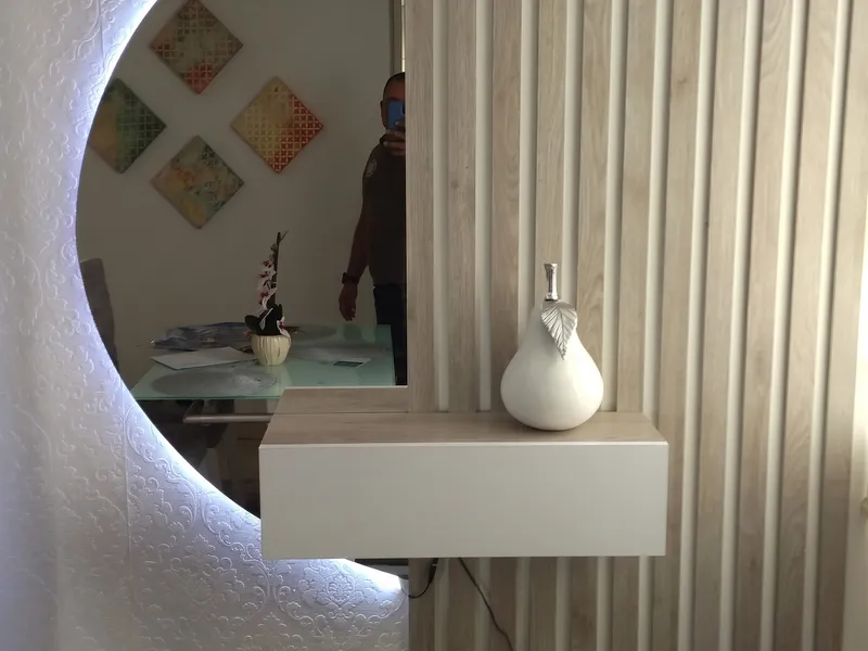 Recibidor con espejo retroiluminado — foto 1