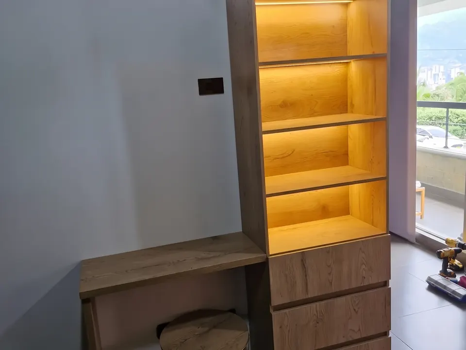 Vestidor a medida en Medellín con entrepaños iluminados por LED y escritorio integrado
