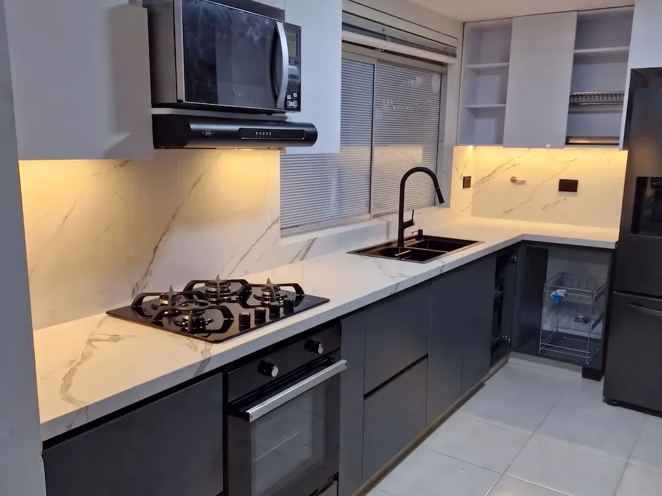 Cocina integral a medida en Medellín: isla con barra, frentes de listones y mesón gris