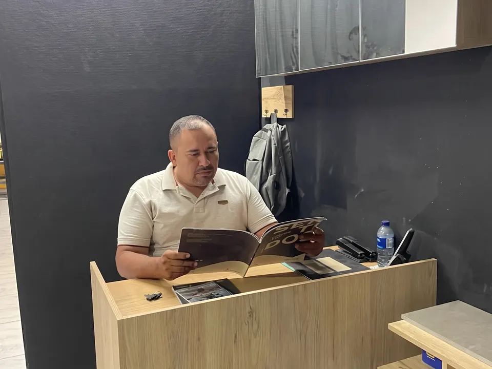 Recepción con mobiliario de madera a medida